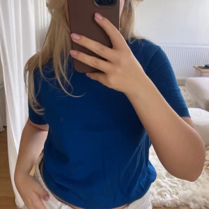 Blå tröja💙 - Blå tröja i superfin färg💙 Se material och färg närmare på andra bilden! Fint skick😊😊