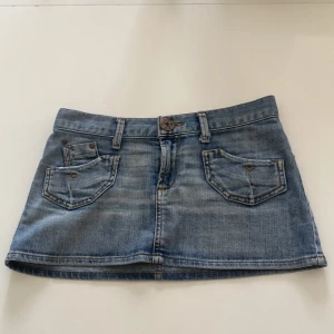Lågmidjad jeans kjol - Hej säljer denna skitsnygga jeanskjol som är stretchig. Midjemått 37 och längd 27. 