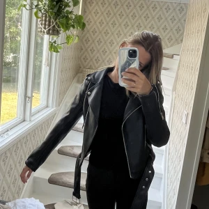 Skinnjacka - Jag säljer min jättesnygga skinnjacka från Nelly med silvriga detaljer. Jeansjackan är i fint skick utan synliga defekter! Nypris: 500😍