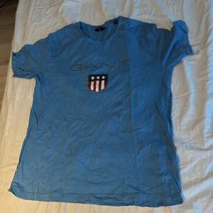 Gant t-shirt - Fin blå gant t-shirt. Använd inte längre då den är för liten. Fin nu till sommaren.
