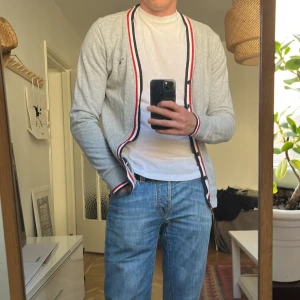 Gant cardigan - Gant cardigan i strorlek M med detaljer som fickor på sidan 