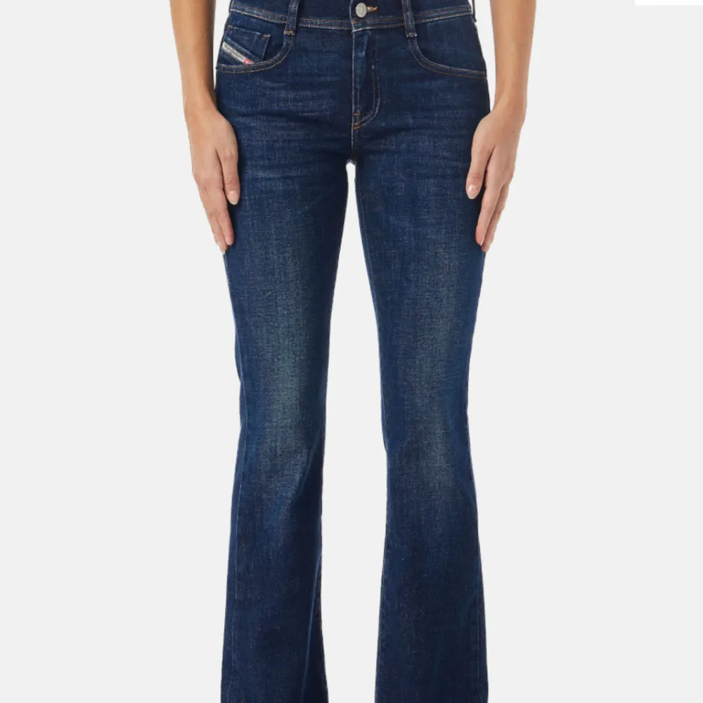 Säljer dessa supersnygga mörkblåa jeans från diesel, bootcut i storlek 25 och längd 32🔥🔥. Jeans & Byxor.