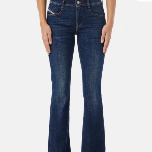 Diesel low mid bootcut jeans - Säljer dessa supersnygga mörkblåa jeans från diesel, bootcut i storlek 25 och längd 32🔥🔥