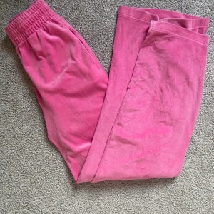 Mjukissätt från bikbok - Ett mjukissätt ifrån bikbok både tröja och byxor ingår💞 I rosa och storlek XS💞 Mycket mjukt material👍