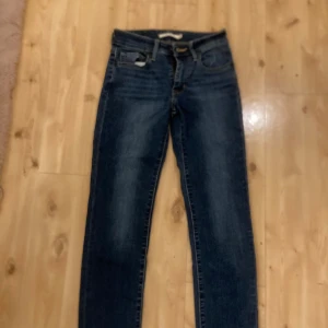 Levis jeans 712 slim  - Ett par riktigt feta slim dit jeans inför sommaren!☀️