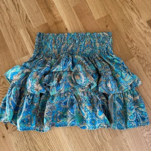 Volangkjok - Jätte söt volangkjol med fint mönster. Aldrig använd, inga defekter. Bud på 310:- eller köp direkt för 400