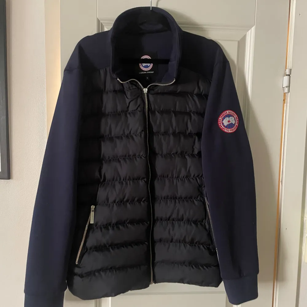 Säljer min canada goose jacka cardigan den är bra kvalitet och den har inga skador. Den är stl L men den är lite i storlek så den passar även M. Jackor.