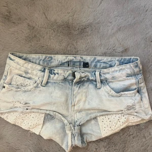 Lågmidjade jeansshorts  - Säljer dessa sjukt snygga lågmidjade jeans shorts med jättefina detaljer !😍 stl 36 men skulle säga mer 34, midjemått 38,5. De har en väldigt liten rosa fläck (se 3 bild) men man ser det knappt Jag tror de går bort om man försöker.
