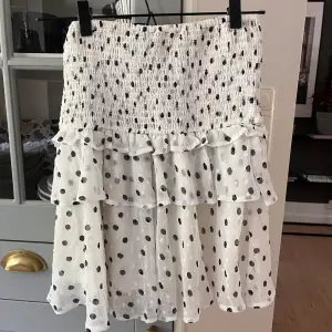 Säljer denna volangkjol som kan användas som både topp och kjol 💕 bra skick!!