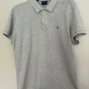 Pikétröja  - En fin grå pikétröja som har använts ett fåtal gånger.