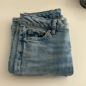 Ljus blå low waist jeans från GinaTricot-Young, säljs för att de inte andvänds, går inte att köpa längre, storlek 134.