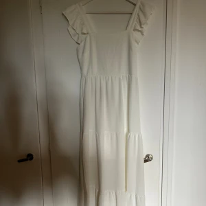 Lång vit klänning  - Vit långklänning. Använd 2 gånger.