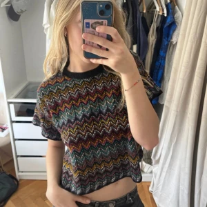 Topp i missoniliknande mönster - Cool topp som passar till vardags och till fest Storlek S Använd ett fåtal gånger 