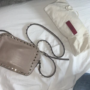 Valentino camera bag beige/rosa🩷 - Jättefin väska i relativt bra skick, lite smutsig inuti och tappat färg på en nit. Kvitto har jag tyvärr tappat bort men dustbag finns! Köpt för 12900kr ❤️