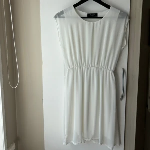 Fin sommarklänning  - Jättefin vit klänning till skolavslutning, student eller fest. Jättefint skick är strl 38 men passar 34-36