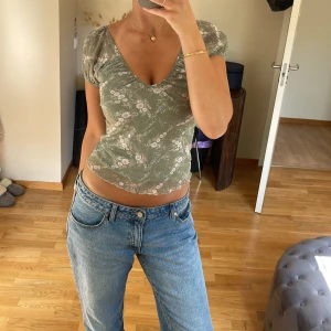 Mesh topp med blommönstre - såå söt topp, vintage från Hm💕Lappen är avklippt så ser ej strlk men tror S💕