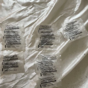 Piercingnålar  - OBS!! SKRIV FÖRST Säljer dessa oanvända/oöppnade piercingnålar. Har 4 20G, 4 18G, 3 16G, 2 14G och 4 12G. De som fattas har jag själv använt och det har funkat jättebra. Säljer 1 nål för 25, 2 för 40 och alla för 250kr!