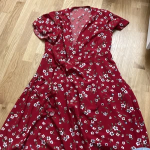 Klänning - Den är använd 1 gång, den är väldig fin och lång man knyter den så man väljer själv storleken, den kan passa.M-XL