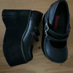 platform mary janes  - platå mary janes från demonia, knappt använda och bekväma att gå i