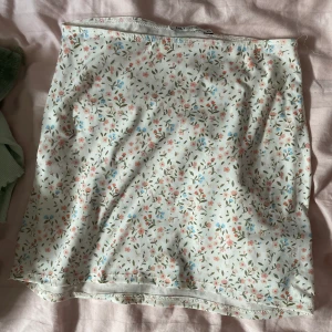Blommig kjol Nelly  - Säljer denna söta Blom kjol ifrån Nelly i storlek xs då den aldrig kommit till användning💓🌸