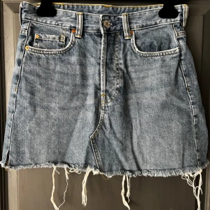 Jeanskjol  - Denna jeanskjol är från HM och i storlek 36. Den är kanppr använd men en liten uppslitning på sidan där tråden släppt, men lätt att fixa. 