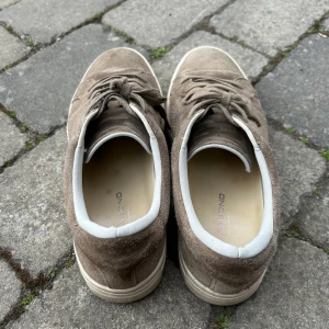 Vagabond - Köpta under våren 2023 i butik och använda större delen av sommaren 2023. Ganska sliten mocka och en prick på framsidan av ena skon. Går nog bort med tvättmedel.  Endast skorna följer med. Nypriset när dom köptes var mellan 1500 och 2000kr.