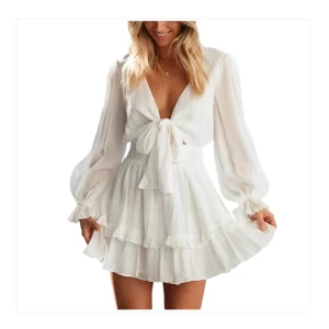 Klänning - Super fin sommar klänning från Dressy! Den är aldrig använd men jag hittade något litet smuts på den konstigt nog men skriv för bättre bild på defekten😊säljer då jag hittade en annan klänning och har då ingen användning av denna🥰