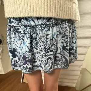 Super snygg kjol ifrån märket SPELL MALLORCA. Storlek från XS till M då den går att stretcha ut