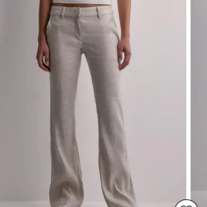 linnebyxor - Säljer nellys super fina linnebyxor som är kostymliknande form. Low Waist Linen Flare Pants är modellen. Storlek M och köpta för 500. Har använd de en gång men säljer eftersom jag köpt ett par andra! Kontakta om ni har fler frågor eller funderingar💞💞