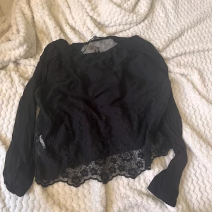 Svart tröja med spets - Spetts på ryggen med ett fint mönster🫶🏻