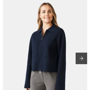 Åhléns kofta - Säljer min mörkblåa kofta ifrån Åhléns. Köptes för 600kr säljer för 450 priset kan diskuteras. Skriv om intresserad eller om fler bilder.💞💞❤️