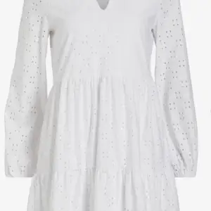 Säljer denna vita klänning i storlek M ifrån vila köpt förra sommaren. Passar perfekt till skolavslutningen eller konfirmation
