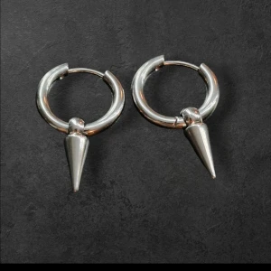 Creoler med spikes hänge  - Aldrig använda Nickelsäkra Rostfrittstål. 