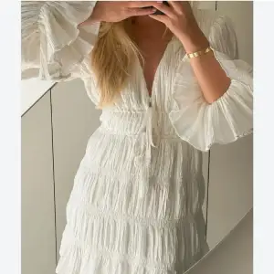 Tänkte kolla intresset på min klänning från Moa Mattssons kollektion med NA-KD i storlek 32, säljer vid bra bud🤍 första bilden är lånad