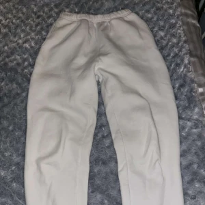 Mjukisbyxor  - Vita mjukisbyxor från Gina Tricot i strl Xs. Midwaist och passar perfekt för mig som är 160cm.   Kontakta för mer information/fler bilder.   Kan postas men köpare står för frakt, kan mötas upp i Malmö. 