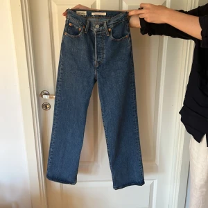 Levi jeans  - Så snygga 720 levis jeans som kramar åt midjan och är vida i benen helt oanvända 