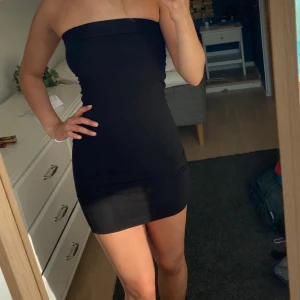 Svart tubklänning - Kort svart tubklänning💓