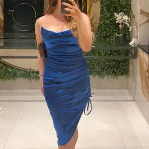 Hej! Säljer en blå skit fin satin klänning som jag itne har till användning för. Skriv om ni har några frågor!💙