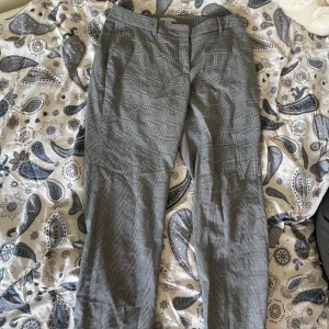 Snygga grå kostymbyxor - Säljer dessa då de tyvärr är för stora för mig! Oanvända!