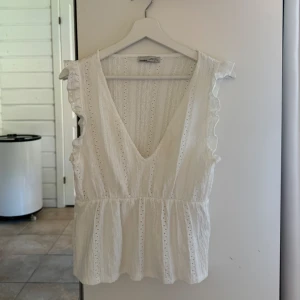 Vit blus - Säljer min jättefina vita blus från pull&bear. Säljer då den inte kommer till användning.😊