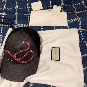 Gucci Keps - Gucci Snake Keps i fint skick, äkta och har äktebevis. Säljs pågrund av för liten storlek är även öppen för byten. PRIS KAN DISKUTERAS 