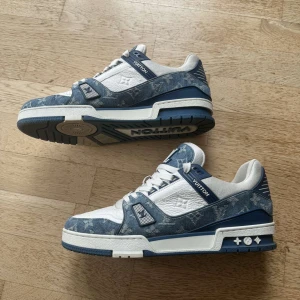 Lv Trainers - Lv trainers blå denim Skick 9/10 Storlek LV 9 Allt og med kvitto Pris 7500 150+ referenser från tidigare affärer!