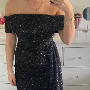 Balklänning/Festklänning - Aldrig använd, i gott skick Paljetter på hela klänningen Inte alls lång i storleken (för referens är jag 163cm) 