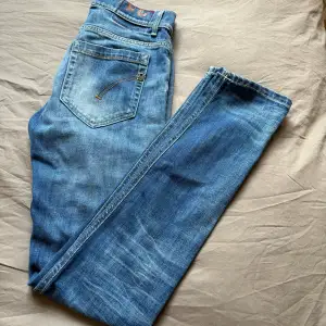 Feta jeans, nypris runt 3000 tror jag. Svin bra skick, så gott som nya.