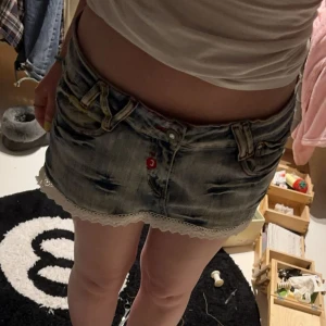 Miniskirt  - Super söt liten kjol med volang och rosa tryck på bakfickorna💕midjemått:39cm längd:28cm🙏jag har sytt in ett snöre i midjan så man kan dra åt o knyta då den va stor på mig men absolut inget som syns!