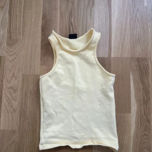 Söt topp - Super fin gul färg som inte gör sig rättvis på bild. Kramar verkligen om kroppen och är så skön att ha på sig!😍