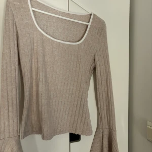 Beige tröja  - Aldrig använd