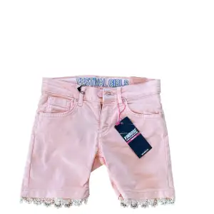 Säljer mina jättesnygga rosa shorts då de är för små!💗Kom privat för fler bilder och frågor!