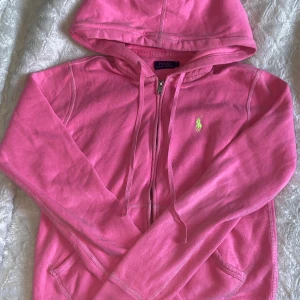 Ralph lauren zip hoodie - Rosa Ralph lauren zip hoodie i storlek S men funkar som en XS också, bra skick men har en fläck på bröstet som syns i bild 3 den syns knappt. Priset kan diskuteras, hör av er om någon har nån fråga🩷🩷
