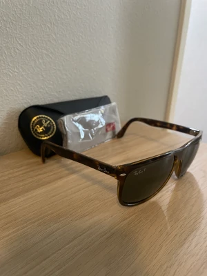 Ray bans  - Fina ray bands som inte används knappt. Skick 9/10 super snygga o trendiga passar perfekt nu till sommaren. Hör av er vid frågor, pris går att diskuteras